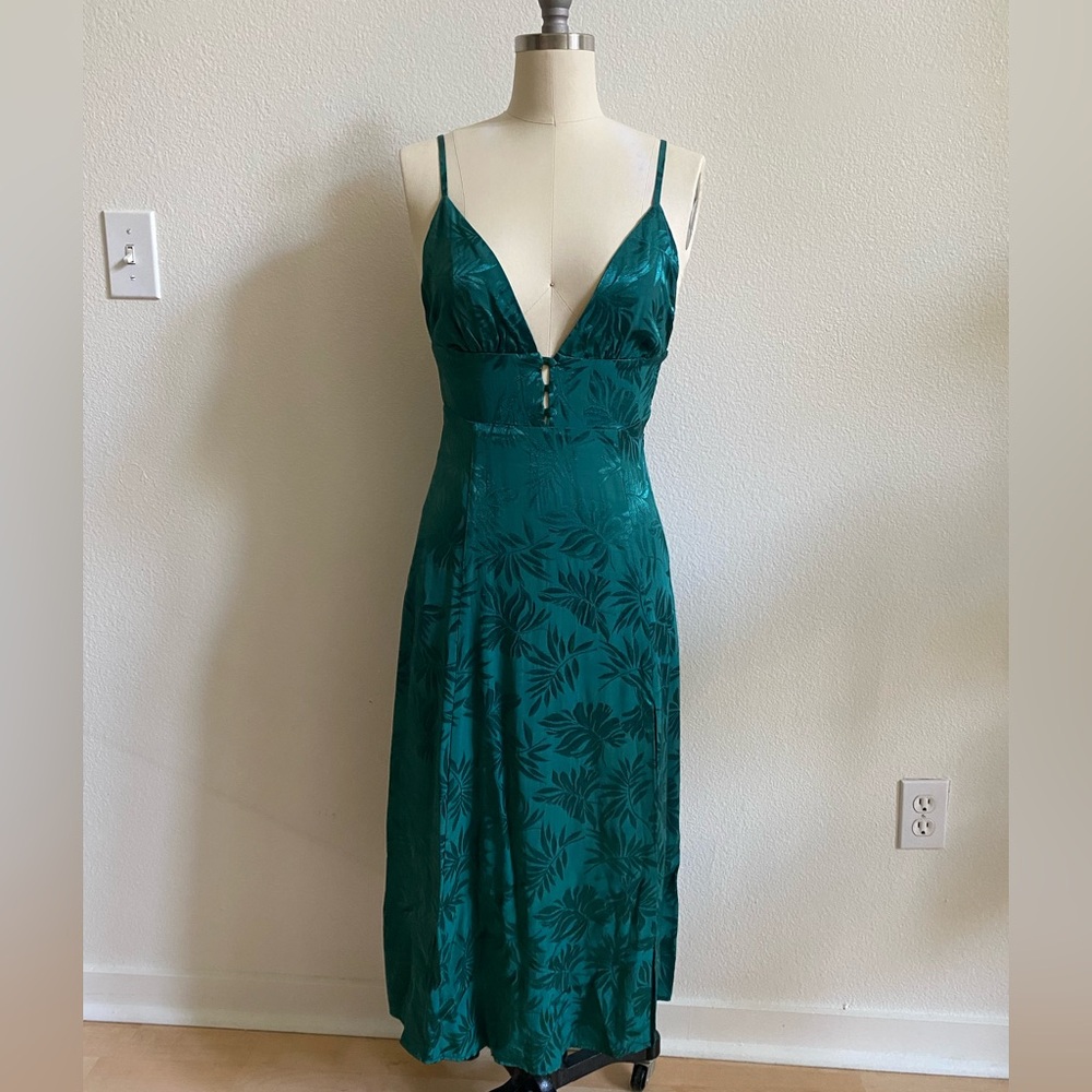 Green jacquard midi dress with high slit